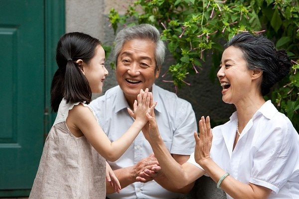 Các cháu giúp ông bà sống thọ hơn