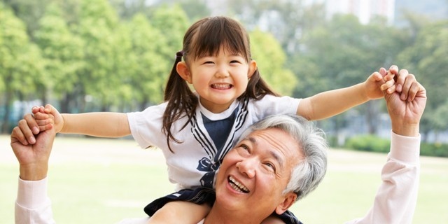 Chơi đùa với các cháu sẽ ngăn ngừa, đẩy lùi được bệnh Alzheimer