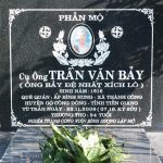 Phần mộ đầy hoa của người đạp xích lô